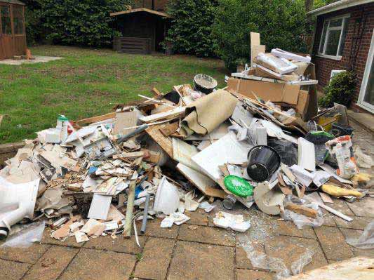 Builder’s Waste vs Skip Hire: Which Is Cheaper for Small Renovations?